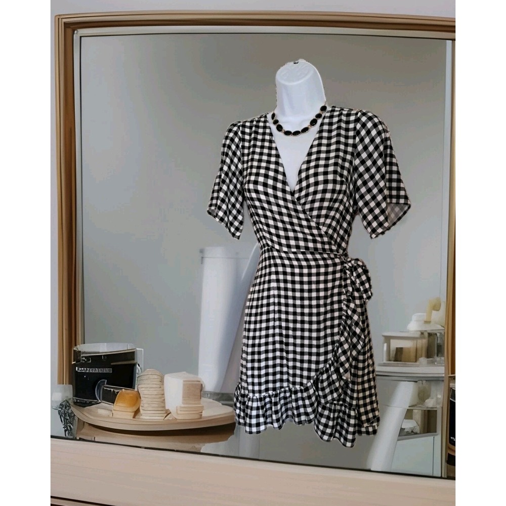 Forever 21 Wrap Dress M Black‎ & White Check Tie Waist V- Neck Ruffled Flirty